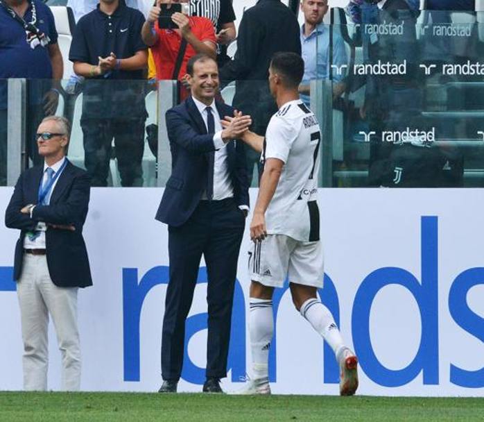 Gesto d’intesa con Massimiliano Allegri: la Juventus batte il Sassuolo 2-0 grazie ai gol del portoghese. Bianconeri a punteggio pieno dopo quattro giornate. ANSA